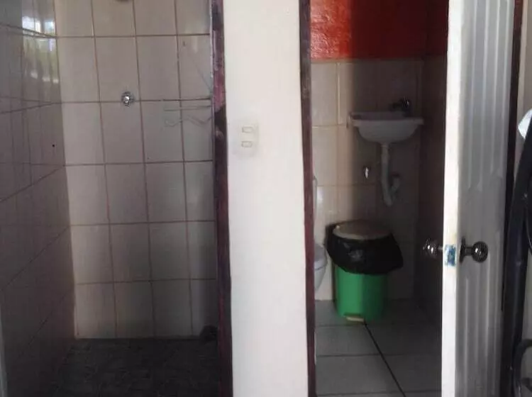 Hostal Brisas Y Olas   Hostel