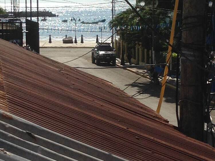 Hostal Brisas Y Olas Hostel