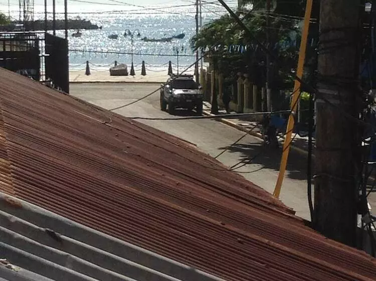 Hostal Brisas Y Olas   Hostel