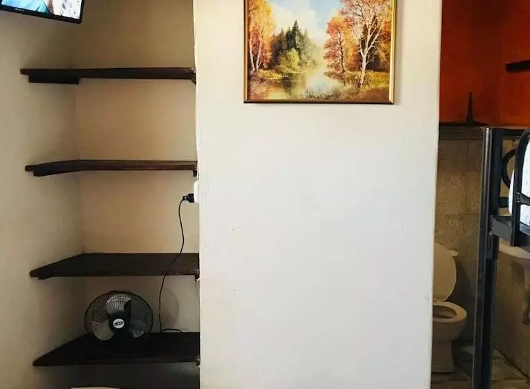 Hostal Brisas Y Olas   Hostel