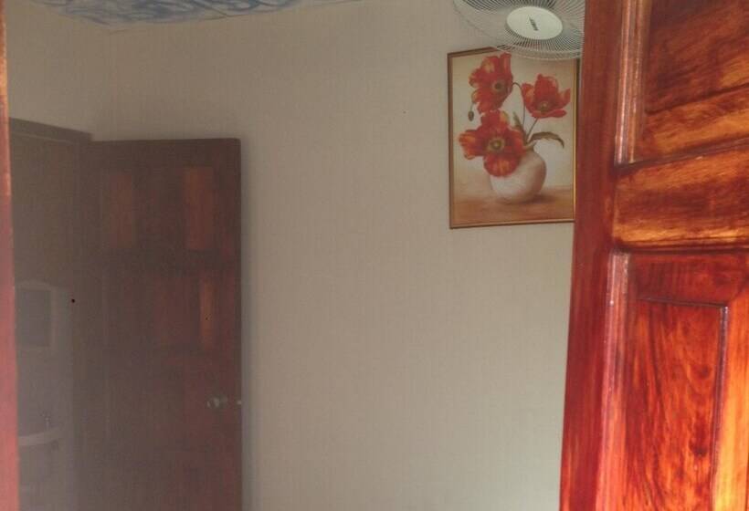 Hostal Brisas Y Olas Hostel