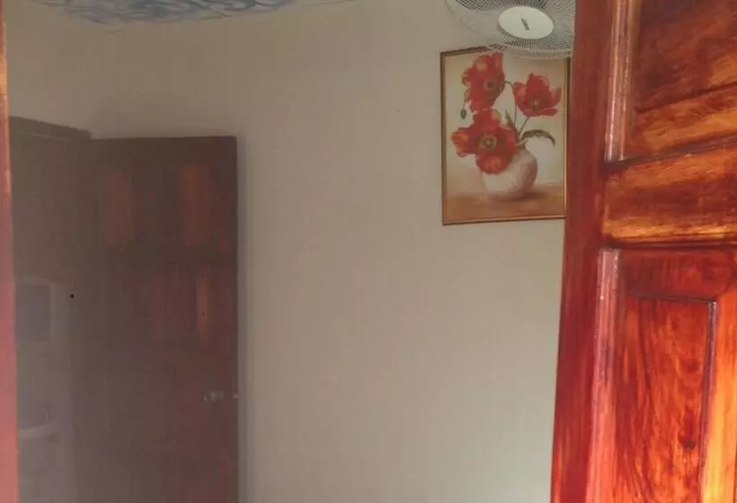 Hostal Brisas Y Olas   Hostel