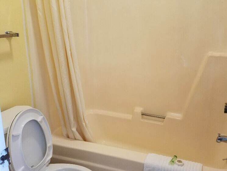 فندق Budget Host Inn