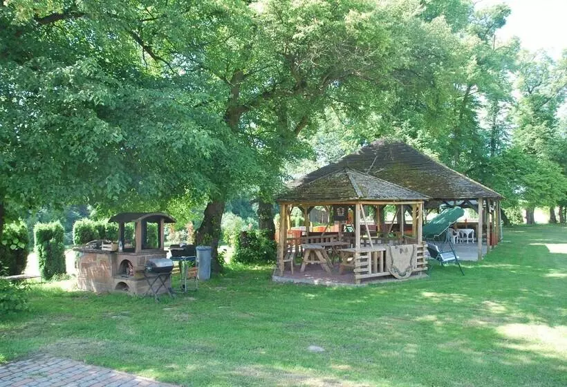 Hotelli Palac W Czyzowie Szlacheckim