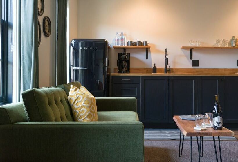 ホテル The Inn Downtown: A Boutique Apartment