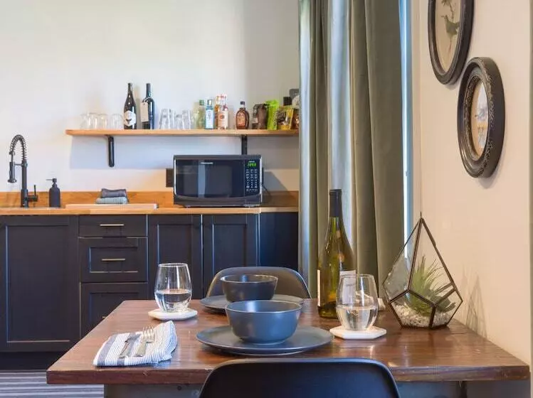 ホテル The Inn Downtown: A Boutique Apartment