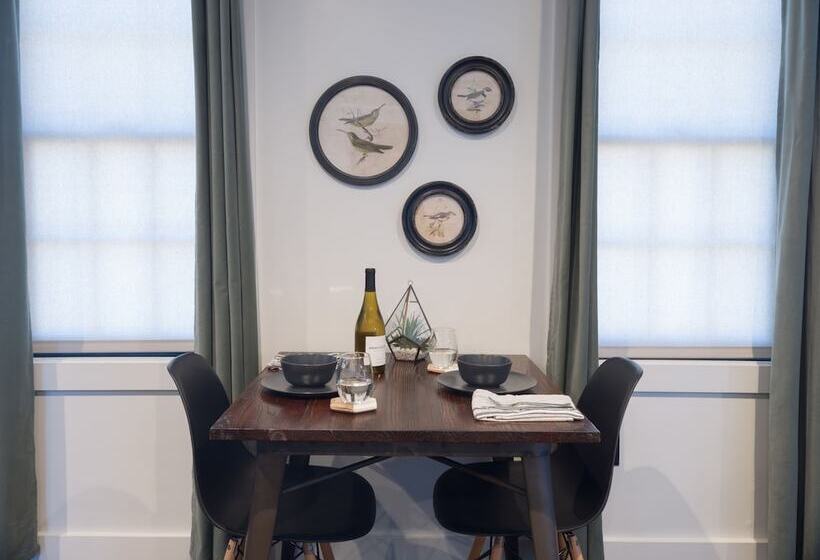 ホテル The Inn Downtown: A Boutique Apartment