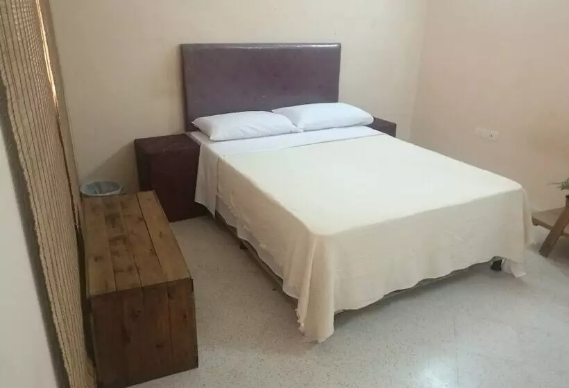 Hostal El Farol   Hostel
