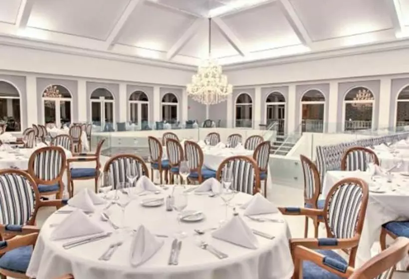 Hotelli Daj Resort & Marina