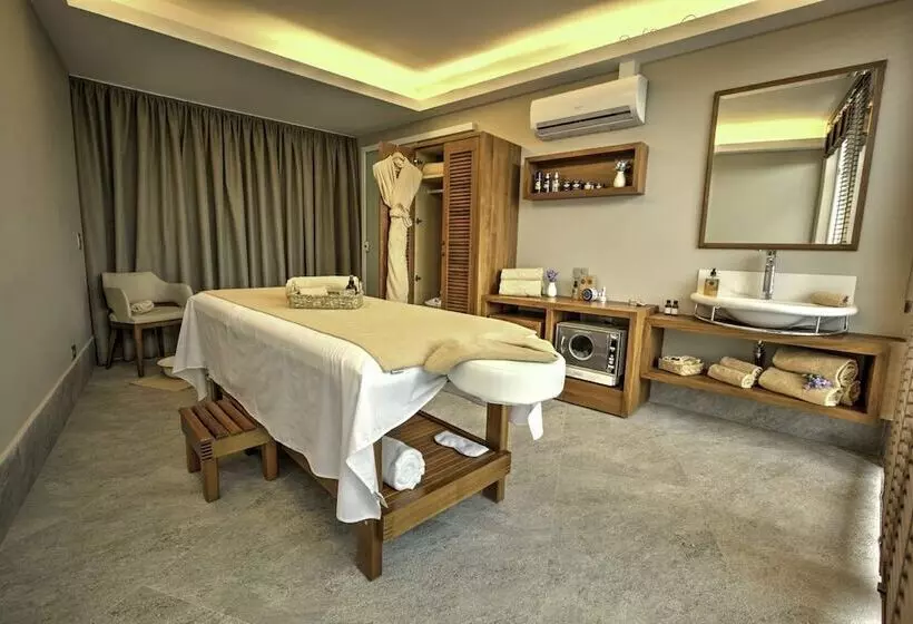 Hotelli Daj Resort & Marina