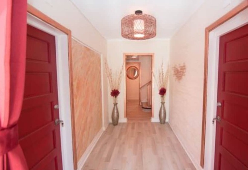 פנסיון Lux Suites