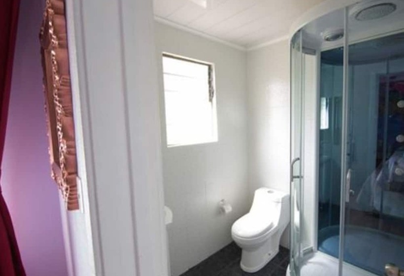 פנסיון Lux Suites