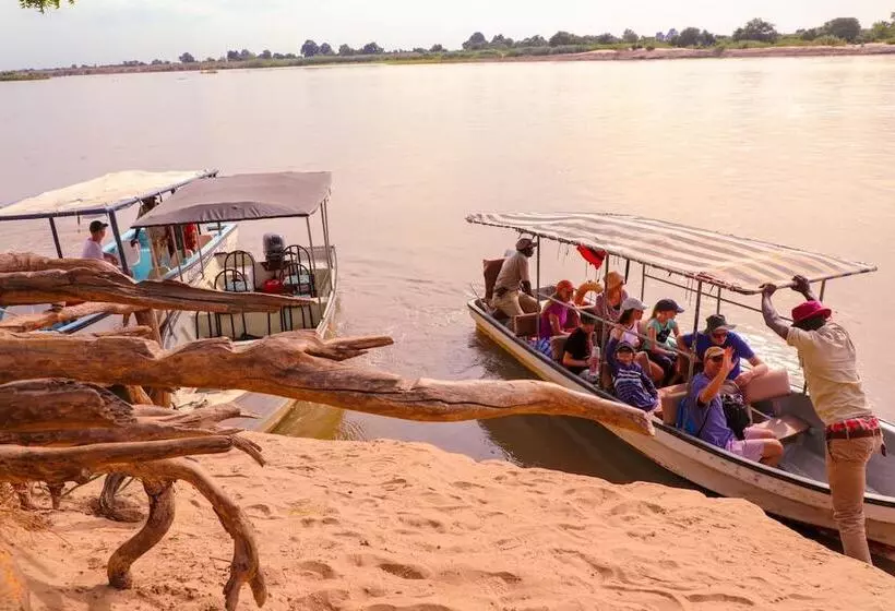 ホテル Selous Butembo Tented Lodge Lotus
