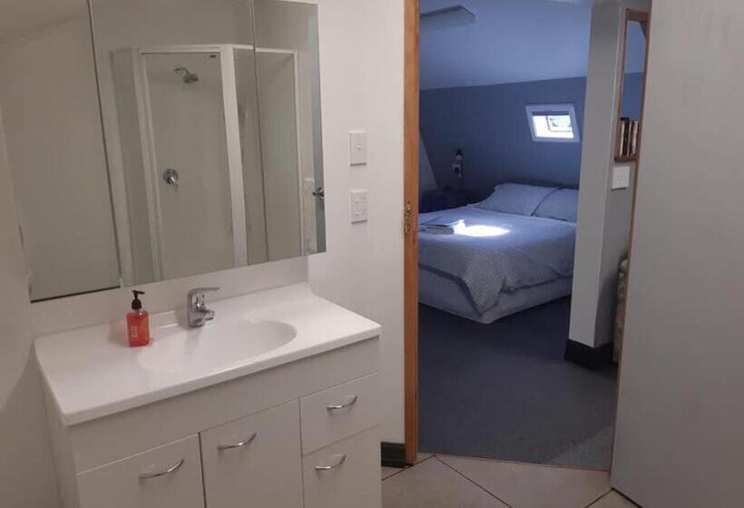 بنسيون Graceland B&b