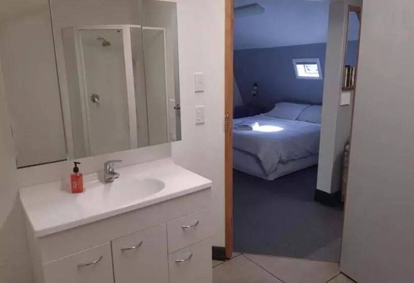 Majatalo Graceland B&b