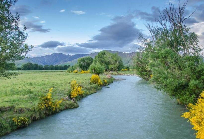 بنسيون Graceland B&b