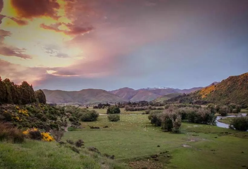 Majatalo Graceland B&b