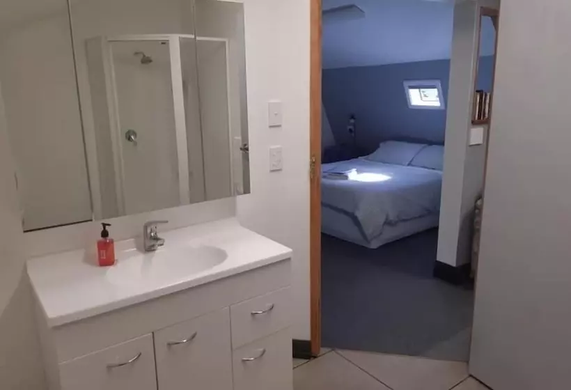 Majatalo Graceland B&b