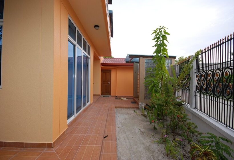 هتل Crystal Retreat