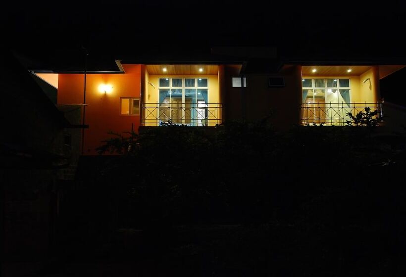 هتل Crystal Retreat