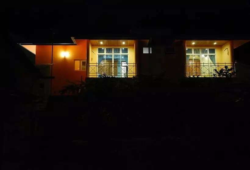 هتل Crystal Retreat