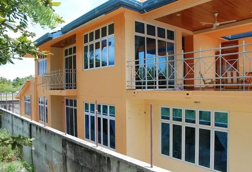 هتل Crystal Retreat