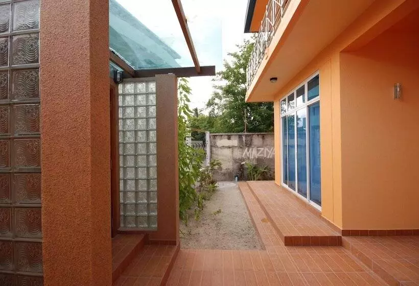 هتل Crystal Retreat