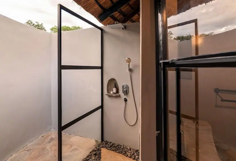 هتل Sambiya River Lodge