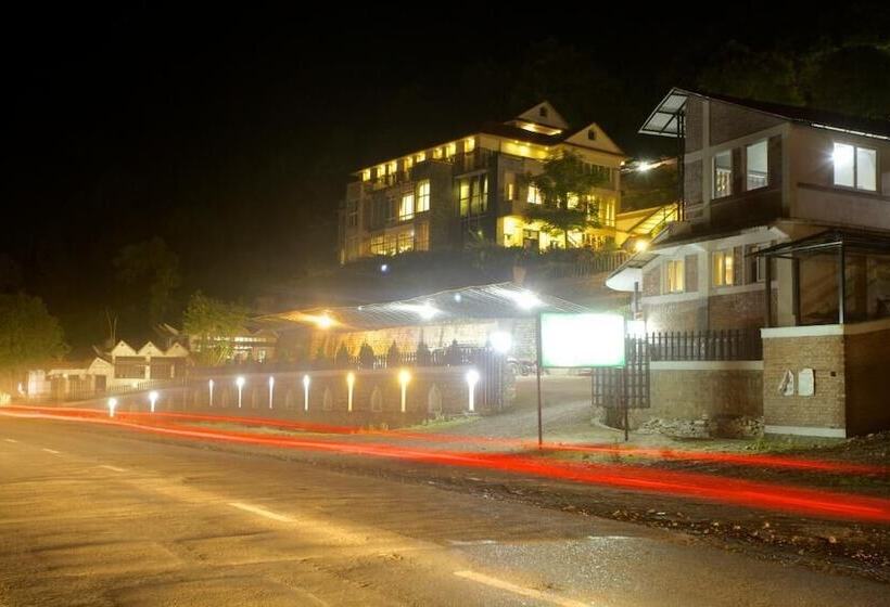 هتل Serene Highway Resort