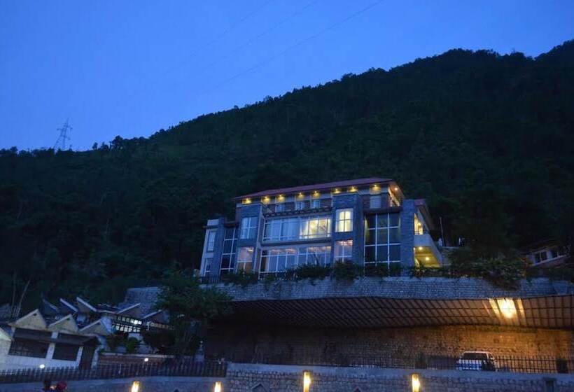 هتل Serene Highway Resort