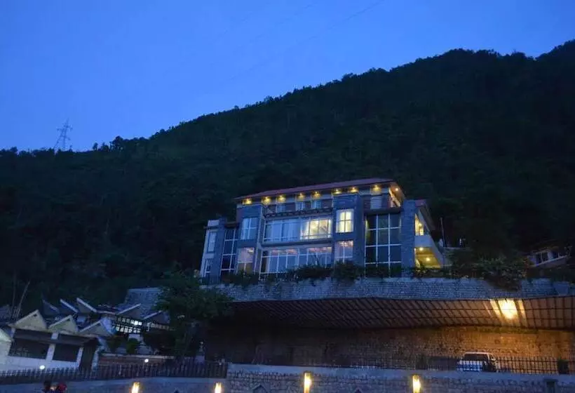 هتل Serene Highway Resort