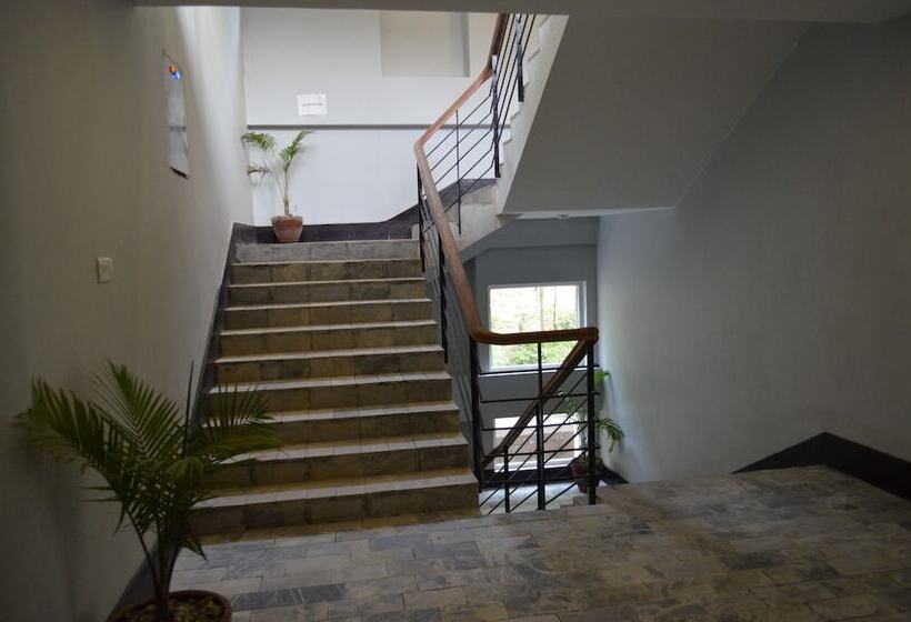 هتل Serene Highway Resort