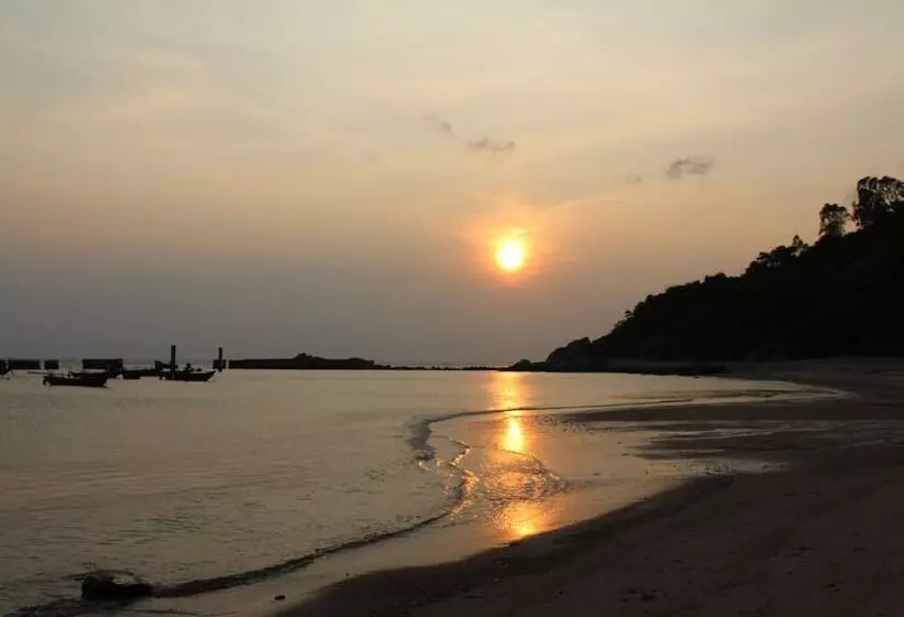 تختخواب و صبحانه Cham Island Smiles Homestay