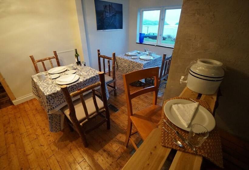 ベッドアンドブレックファースト White On Wood