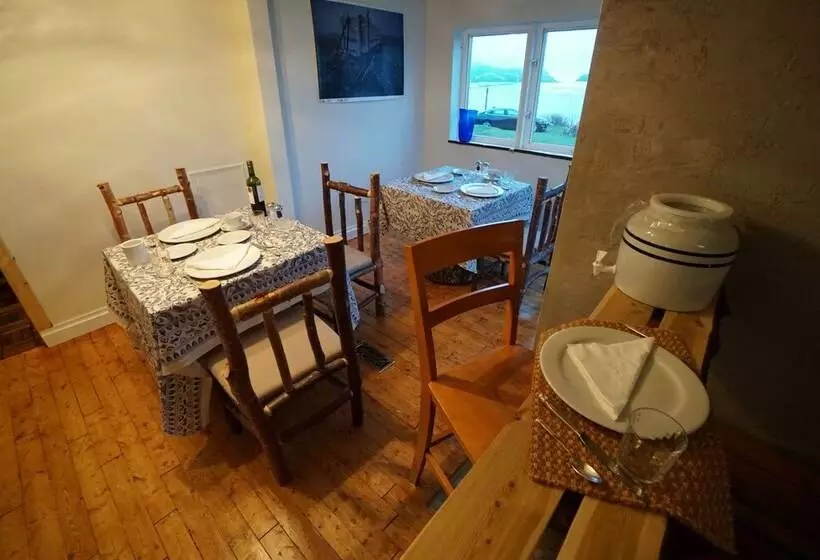 Aamiaismajoitus (B&B) White On Wood