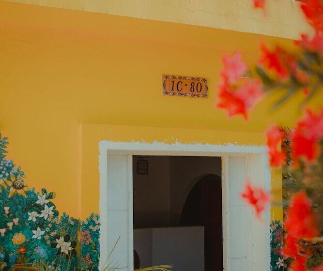 La Casa Amarilla Hostel