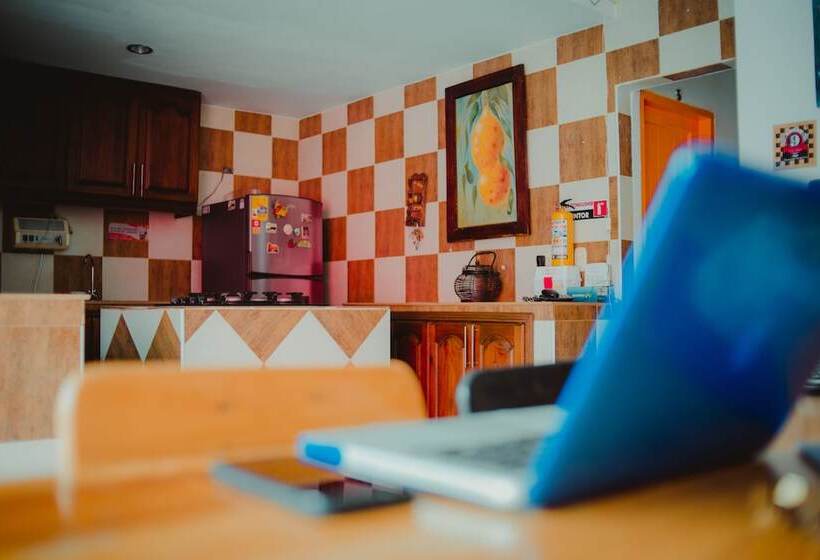 La Casa Amarilla Hostel