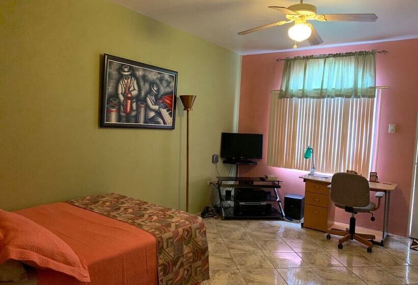 پانسیون Carolyn S View Guest House