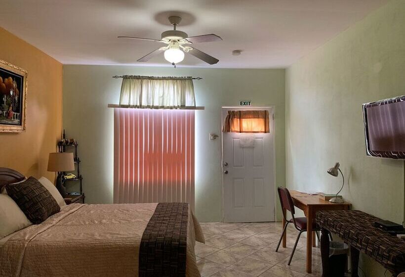 پانسیون Carolyn S View Guest House