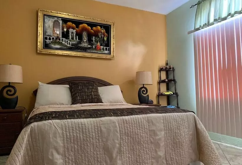 پانسیون Carolyn S View Guest House