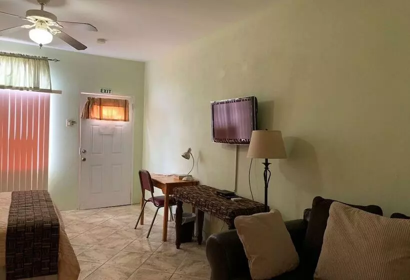 پانسیون Carolyn S View Guest House
