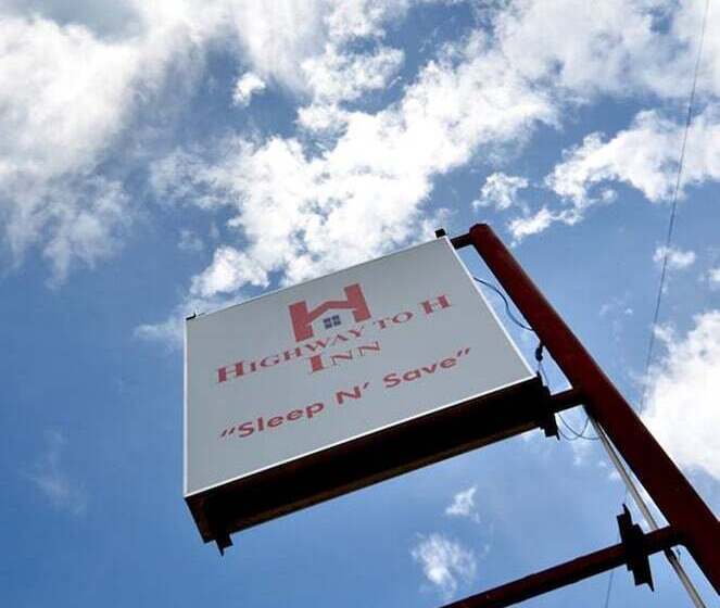 بنسيون Highway To H Inn Danao