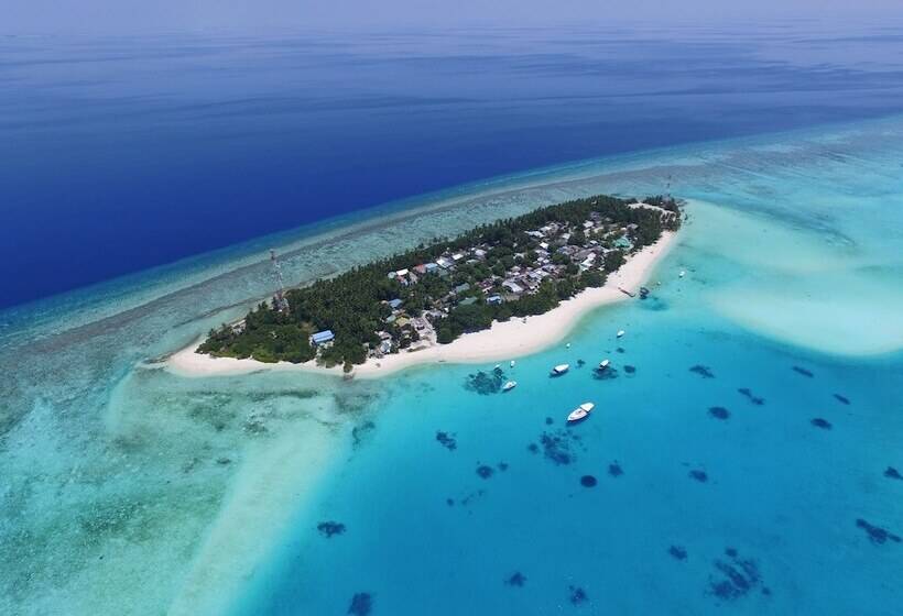 پانسیون Luau Beach Inn Maldives