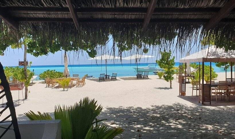 پانسیون Luau Beach Inn Maldives