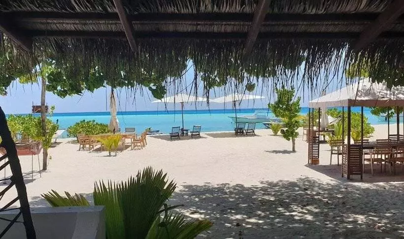 پانسیون Luau Beach Inn Maldives