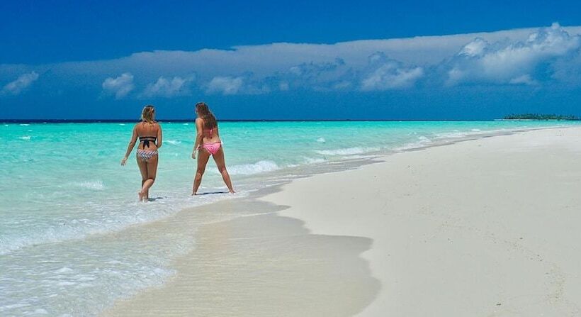 پانسیون Luau Beach Inn Maldives