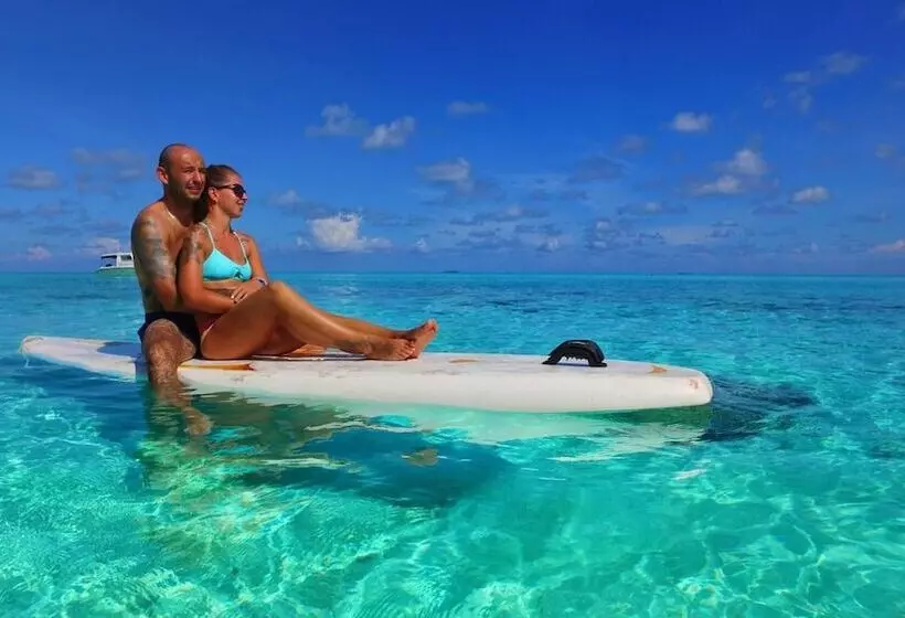 پانسیون Luau Beach Inn Maldives