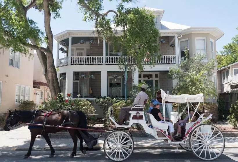 تختخواب و صبحانه Southern Wind Inn