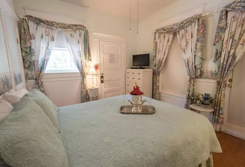 تختخواب و صبحانه Southern Wind Inn