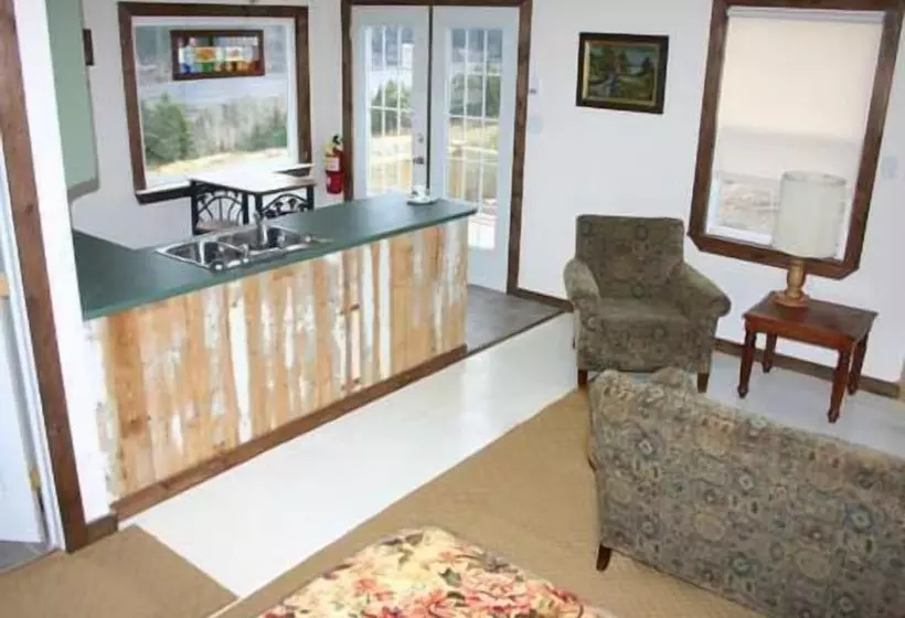 Chanterelle Inn & Cottages